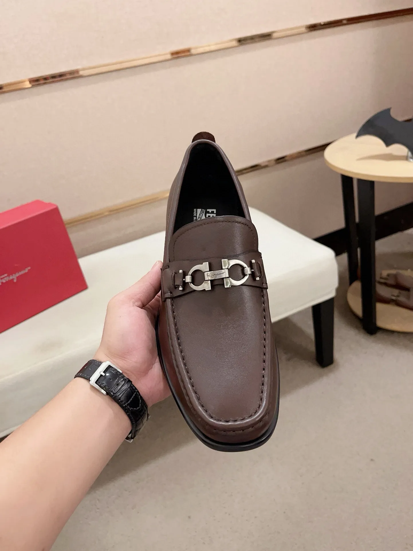 Men's shoes💰: 560💰 High version Ferragamo quality! 🆕🆕Exclusive hot-selling products in stock🔥🔥New products on the shelves, high-quality shoes, high-end driving shoes, with complete packaging! 💪 💪 Material: imported patented cowhide 🐂 + imported high-quality water-dyed cowhide lining + wear-resistant outsole 👍🏻👍🏻 Features: high-end and comfortable, purely handmade 🚀 🚀 Create the perfect shoes that suit you best 🔥 🔥 Size: (38-44) Can be customized 45 non-returnable!